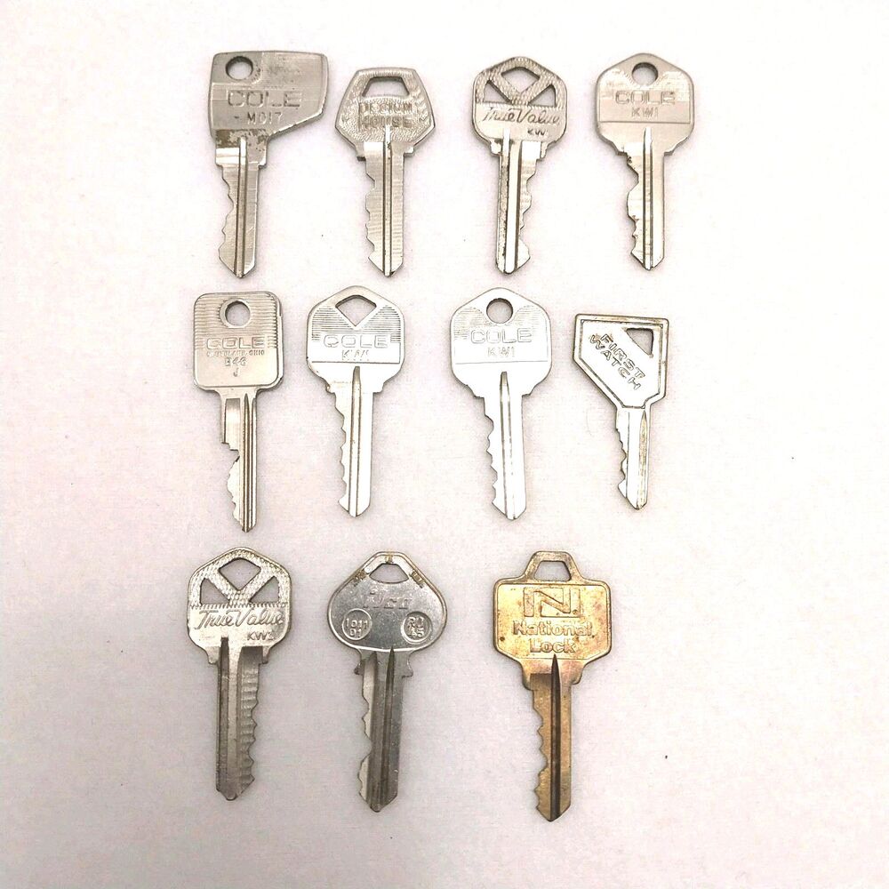Lot Of Vintage Keys ( Cole True Value Ilco First Watch) #C014